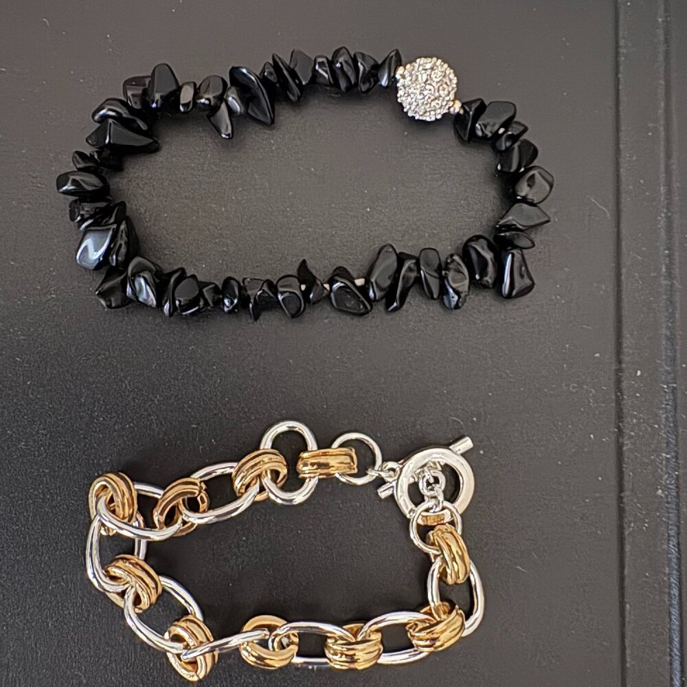 Lot of Eight 8 Bracelets - Picture 4 of 10